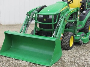 Tracteur utilitaire compact John Deere 25 CV 4x4 à transmission par engrenages, vert, avec chargeur frontal et pelle arrière pour usage en jardinage - Product Image 6
