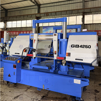 Scie à ruban métallique durable, stable, précise et efficace GB4250 à double colonne pour la découpe de barres en atelier