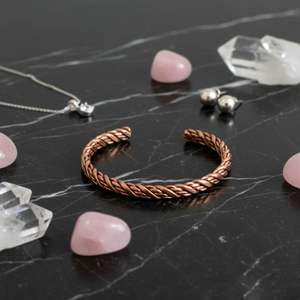 Bracelet jonc en laiton plaqué argent gravé avec un nom personnalisé, tendance actuelle, pour femmes, élégant, design ouvert, pour la vente en gros - Product Image 4