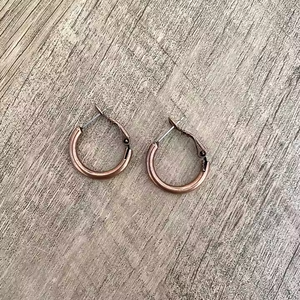 Boucles d'oreilles en cuivre faites à la main pour femmes bijoux Boho légers avec finition rustique boucles d'oreilles pendantes en métal naturel pour un usage quotidien - Product Image 2