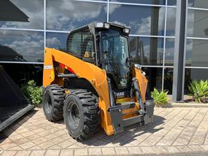 Cargadora compacta CASE SR210B con brazo telescópico, potencia hidráulica auxiliar, cucharón QT, un solo propietario - Product Image 3