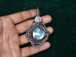 Pendentif Pyramide en Malachite HARI OM CREATIONS, en laiton plaqué argent, style vintage, serti de griffes, enroulé de fil, vente en gros - Product Image 6