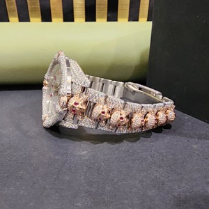 Diseño de calavera personalizado, reloj de diamantes de mossianita amarilla y blanca de dos tonos, reloj de diamantes completamente helado en movimiento japonés - Product Image 2