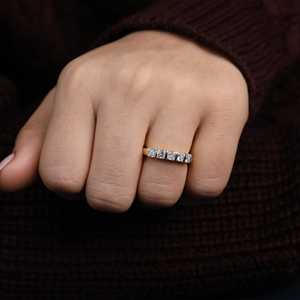 แหวนแต่งงานเพชรทรงเจ้าหญิงเพาะเลี้ยงในห้องปฏิบัติการ ประดับด้วย 5 เม็ด ตัวเรือนเงินสเตอร์ลิงและทอง  ความใสระดับ VS - Product Image 5