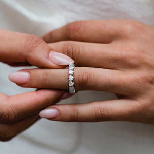 Anillo de Eternidad Completo con Circonitas Cúbicas de Corte Corazón de 4 mm, Chapado en Oro Blanco, Romántico, para Aniversario de Bodas - Product Image 2