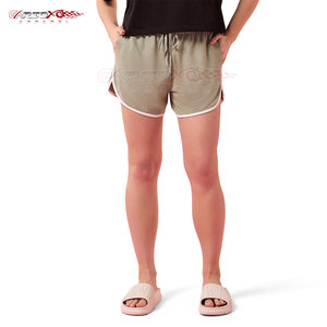 Pantalones cortos deportivos para correr para mujer con dobladillo dividido lateral y ajuste cómodo para entrenar pantalones cortos transpirables para correr para mujer - Product Image 1