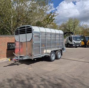 Remolque Agrícola Hidráulico Nugen L361H-H de 12 pies y 7 pies con Eje Doble, Suspensión de Doble Tracción, Puerta de Partición y Neumáticos Usados - Product Image 1