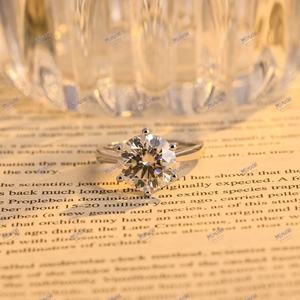 Bague de fiançailles Moissanite coupe ronde unique pour femme, cadeau de bague solitaire à réglage cathédrale classique - Product Image 1