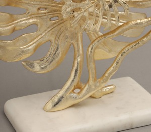 Pièce maîtresse décorative au design de feuille d'or élégante Sculpture artistique en feuille de métal pour la décoration intérieure Accent de table et utilisation de cadeaux - Product Image 2