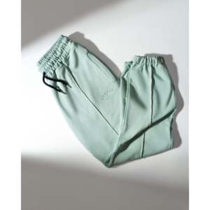 Pantalon plissé taille haute pour femme, coupe droite, en tissu éponge respirant, avec fermeture élastique à la taille, couleur menthe lavée - Product Image 6