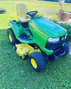 Tondeuse autoportée John Deere X940 pour les grands domaines, les parcs et l'entretien du gazon. - Product Image 3