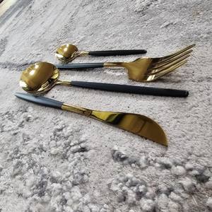 Juego de regalo personalizado con grabado de cubiertos de 4 piezas de acero inoxidable negro y dorado, regalo de inauguración de la casa - Product Image 5