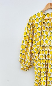 ชุดเดรสสั้นสำหรับผู้หญิงชุดเดรสมินิเดรสพิมพ์ลายดอกไม้ยาวบล็อกคอลึกพร้อมเชือกรัด - Product Image 3