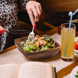 Bol à fruits en bois foncé de petite taille, bol à salade, bol de service, articles ménagers de première qualité modernes - Product Image 1