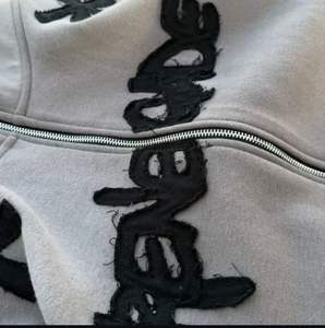 Sudadera con Capucha de Alta Calidad 360GSM con Lavado Ácido, Estilo Urbano, Bajo sin Rematar, Bordado Funcional Desgastado, Cremallera, Esencial de Invierno, Secado Rápido - Product Image 5