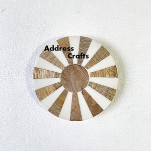 Dessous de verre rond en bois et résine époxy de qualité supérieure personnalisable au design unique en bois rond personnalisable pour tapis et coussinets - Product Image 1