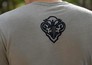 Camiseta informal bordada personalizada para hombre, 100% algodón peinado, cuello redondo pesado Premium, logotipo en la espalda, tallas y colores - Product Image 6