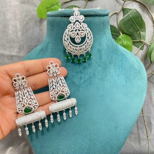 Pendientes y Tikka de Última Moda con Acabado Plateado de la Mejor Calidad, con Piedras de Circonita Cúbica, Estilo Moderno, Colecciones de Joyería para Bodas para Mujeres y Niñas - Product Image 2