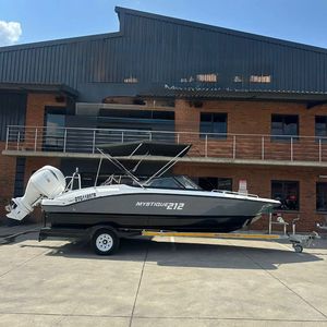 Barco de Aluminio con Cabina, el Más Popular del 2026, para Pesca - Product Image 1