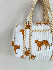 Sac de voyage mini en coton matelassé à imprimé tigre avec décoration florale, fabriqué à la main au Rajasthan, fermeture éclair pour les voyages - Product Image 3