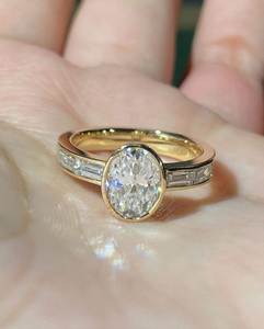 Anillo de Compromiso y Boda con Diamante Ovalado Cultivado en Laboratorio de 1.80 CTW, Oro Amarillo de 14K, Engaste de Bisel con Moissanita Baguette y Perla - Product Image 1