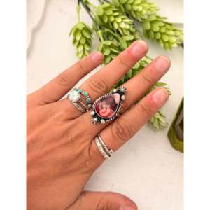 Anillo Ajustable Johnny Dixon con Elegante Dalia Rosa y Engaste de Plata de Ley, Regalo Ideal - Product Image 2