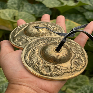 Meditación Mindfulness Metal Tingsha Bells Tingsha Cymbals Tibetano Símbolo de la suerte en relieve Meditación Yoga Bell Chimes Venta al por mayor - Product Image 3