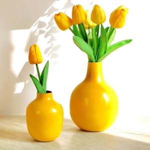 Vase à fleurs moderne en métal avec revêtement jaune, parfait pour les idées de décoration de mariage et d'événement à la maison - Product Image 1