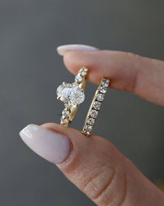 Conjunto de boda de moissanita ovalada de 2,25 quilates atemporal con anillo de compromiso de cuatro garras y banda delgada a juego para mujer - Product Image 5