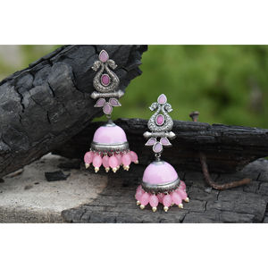 ต่างหูแบบห่วงทรงจhumka ทำจากทองเหลืองลายมีนาการี ดูคล้ายเงิน งานแฮนด์เมด สำหรับเด็กหญิงและสตรี - Product Image 2