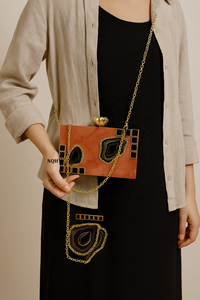 Pochette de luxe artisanale durable et écologique en bois et résine, motif à pois, sac à bandoulière ouvert avec chaîne, logo personnalisé - Product Image 6