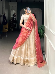 Lehenga Choli en soie jacquard pure Off White avec tissage Zari - Product Image 2