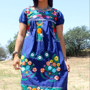 Vestido Mexicano de Algodón con Bordado Floral a Mano, Costuras Alrededor del Cuello, Detalle Elástico en las Mangas, Corte en A, para Verano - Product Image 1
