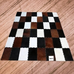 Tapis Patchwork Personnalisés Poils Sur Cuir de Vachette Tapis en Cuir Véritable Design Moderne Tapis en Cuir Faits à la Main Entièrement Personnalisés - Product Image 1