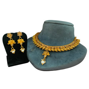 Conjunto de collar de aspecto dorado y Kundan Elegancia atemporal Acabado en tono dorado radiante Ideal para bodas, festivales u ocasiones especiales - Product Image 1
