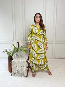 Ensemble Kurti Premium Roman Shimmer 3 pièces Mode ethnique tendance avec des détails de travail manuel pour une utilisation polyvalente - Product Image 5