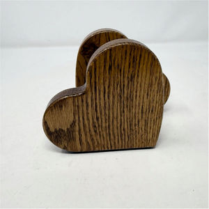 Servilletero de madera en forma de corazón clásico para uso en restaurante - Product Image 1