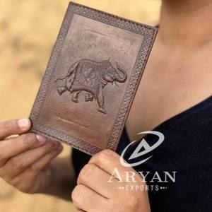 Nouveaux porte-passeports sécurisés en cuir marron gaufré véritable usiné à la main Boho étuis à passeport de voyage en cuir Vintage traditionnel - Product Image 1