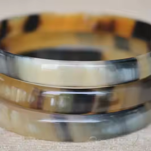 Brazaletes de cuerno hechos a mano para un estilo atemporal y elegancia natural por Crescent Crafts - Product Image 1