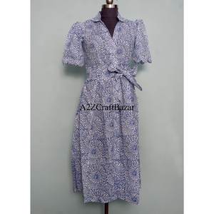 Robes midi décontractées en tricot à col en V de style Kangoura pour femmes, imprimé floral, décoration boutonnée, 100 % coton, lavables et écologiques, par un créateur indien - Product Image 1