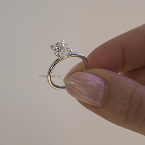 Bague de fiançailles en diamant moissanite de taille ovale de 1.51 ct avec une forme allongée de style glace pilée et une élégance classique - Product Image 3