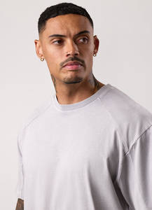 Conjunto de camiseta y pantalones cortos para hombre de tela de algodón lavado de 2 piezas de talla grande gris urbano personalizado, ropa de calle para gimnasio y playa - Product Image 3