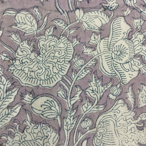 Tela de Algodón Estampada a Mano con Diseño Floral en Tono Malva Polvoriento, Diseño Botánico Indio Vintage - Product Image 1