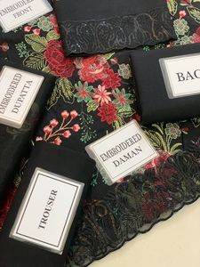 Robe de couleur noire avec fil rouge brodé, très bon design, salwar shalwar kameez de WS INTERNATIONAL - Product Image 2