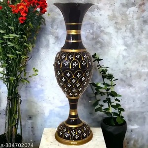 Florero de metal con cuerpo cilíndrico alto y acabado martillado, ideal para una elegante decoración de esquinas o entradas. - Product Image 2