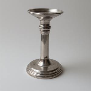 Bougeoir de Noël en laiton élégant conçu avec des détails de sculpture apportant un look festif de qualité supérieure aux maisons inspirées du patrimoine - Product Image 3