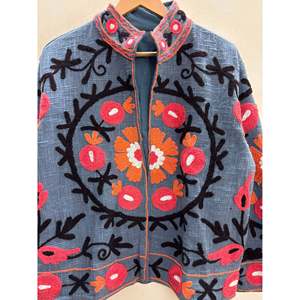 Veste à col montant Samarkand Bloom brodée à la main, motif floral Suzani en coton bleu ardoise et corail, taille XL, pour le printemps - Product Image 1