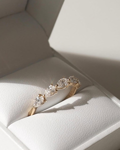 Anillo de Bodas Atemporal de Oro Sólido de 14K con Diamante de Laboratorio de Corte Pera de 0.50 Quilates con Certificación SGL - Product Image 5