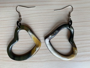Boucles d'oreilles en corne de boeuf de haute qualité à la mode de Super Enterprises pour femmes couleur naturelle avec design fantaisie pour les fêtes et les mariages - Product Image 2