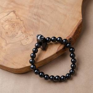 Pulsera de Shungita con 22 cuentas redondas pulidas de 0.32 pulgadas (8 mm) y 1 cuentas de Shungita elite pulida en banda elástica, talla 16-17 - Product Image 1